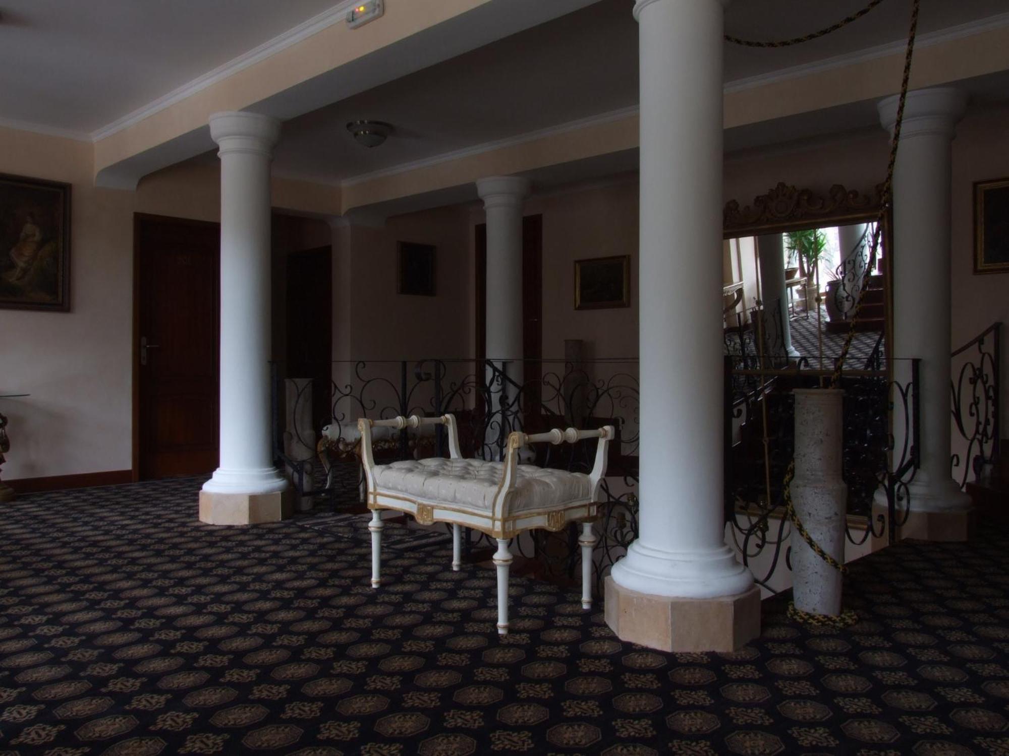 Hotel Royal Zalau Exterior photo